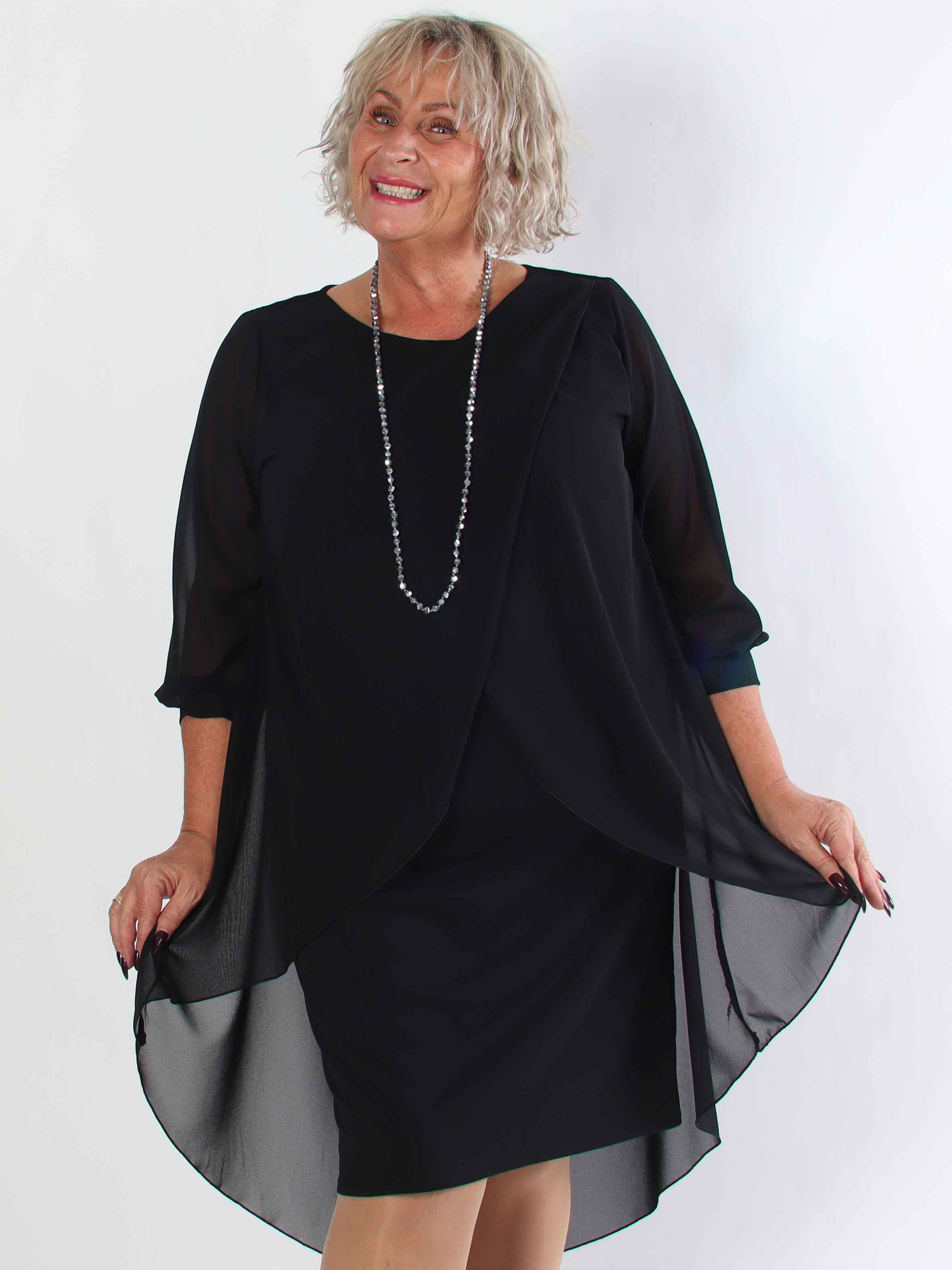 Pianora - Plus size kjole med chiffonlag og semitransparente ærmer
